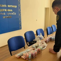 На митниці викрили двох іноземок, які ховали під одягом рідину для вейпів. Фото Вінницька митниця