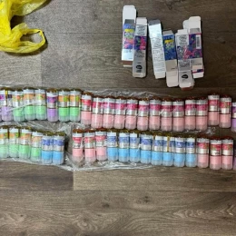На митниці викрили двох іноземок, які ховали під одягом рідину для вейпів. Фото Вінницька митниця
