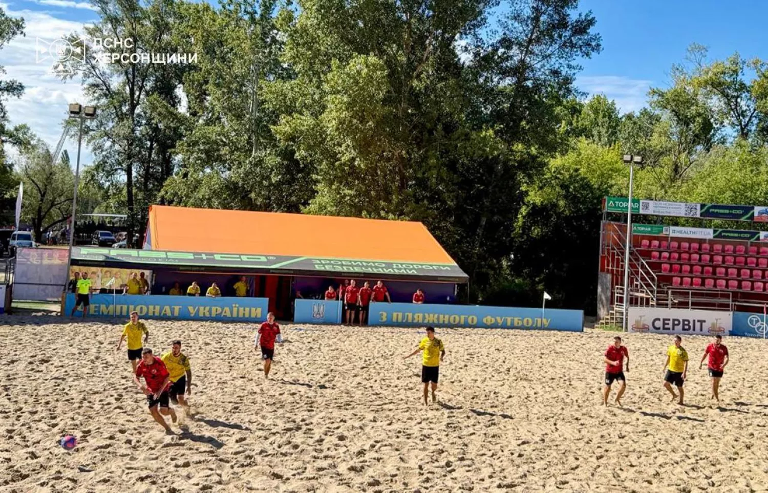 Рятувальники з Херсонщини посіли третє місце на Чемпіонаті України з пляжного футболу. Фото ДСНС Херсон