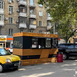 Кіоск на колесах по вул. Захисників Миколаєва, який стоїть у паркувальній кишені. Фото: НикВести