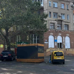 Кіоск на колесах по вул. Захисників Миколаєва, який стоїть у паркувальній кишені. Фото: НикВести