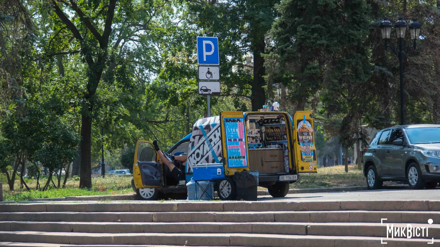 Каву з авто продають на парковці біля мерії Миколаєва. Фото: НикВести