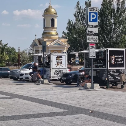 Торгівля з причепів на площі Соборній. Фото: НикВести