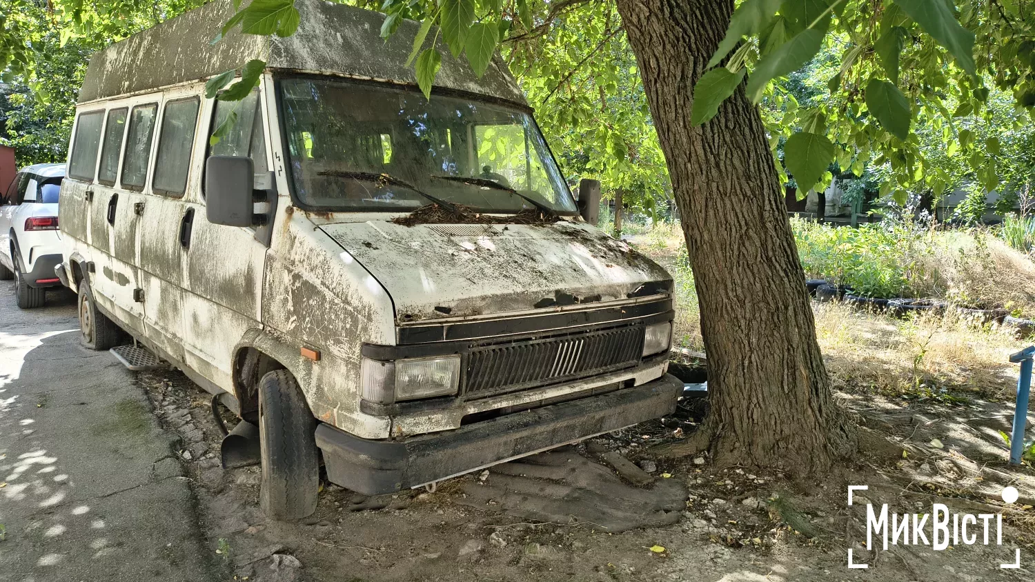 Одна із покинутих автівок на вулимцях Миколаєва. Фото: МикВісті