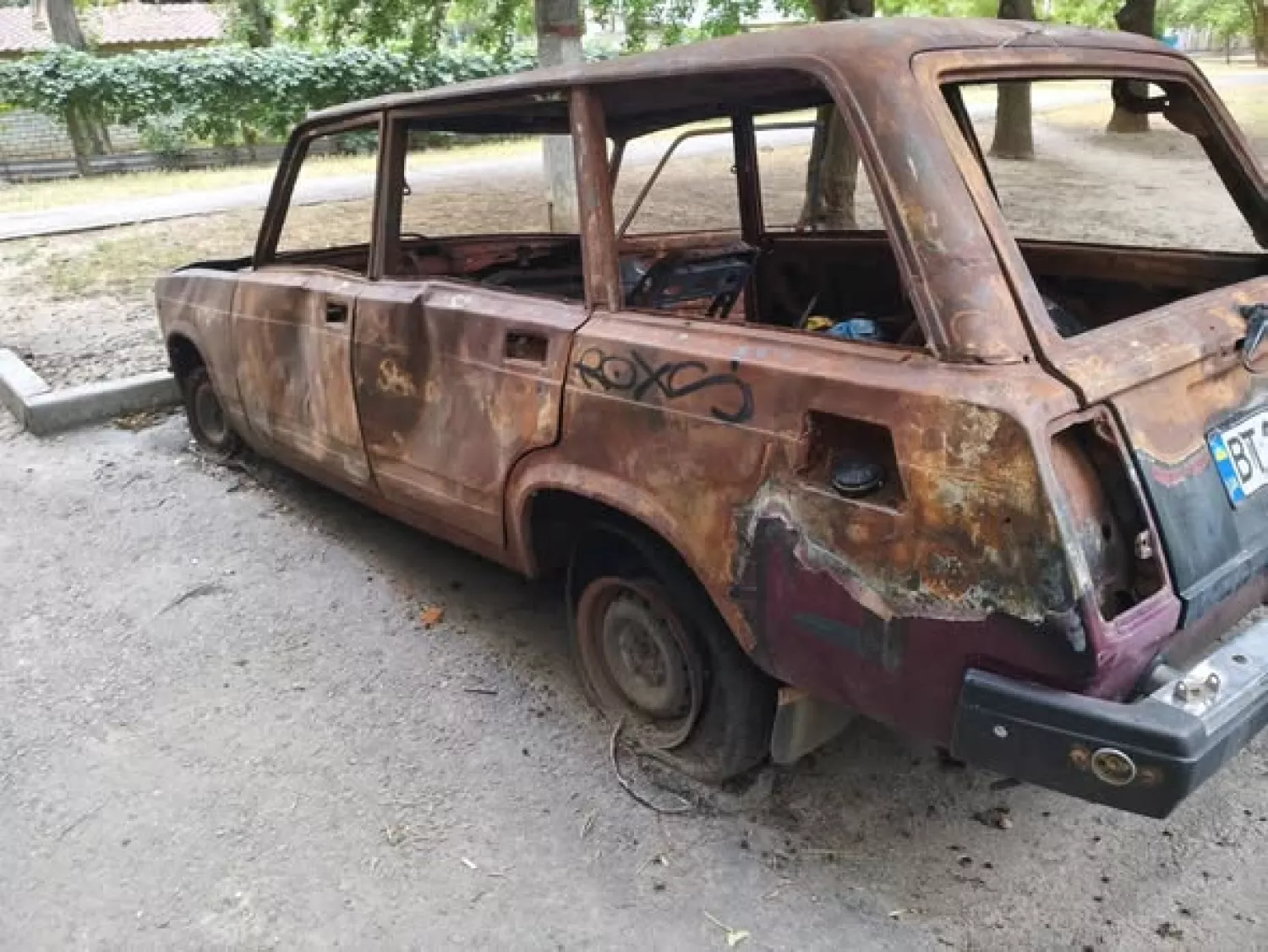 Згорілий автомобіль на 6-й Слобідській. Фото: Contact Center при Миколаївській міській раді