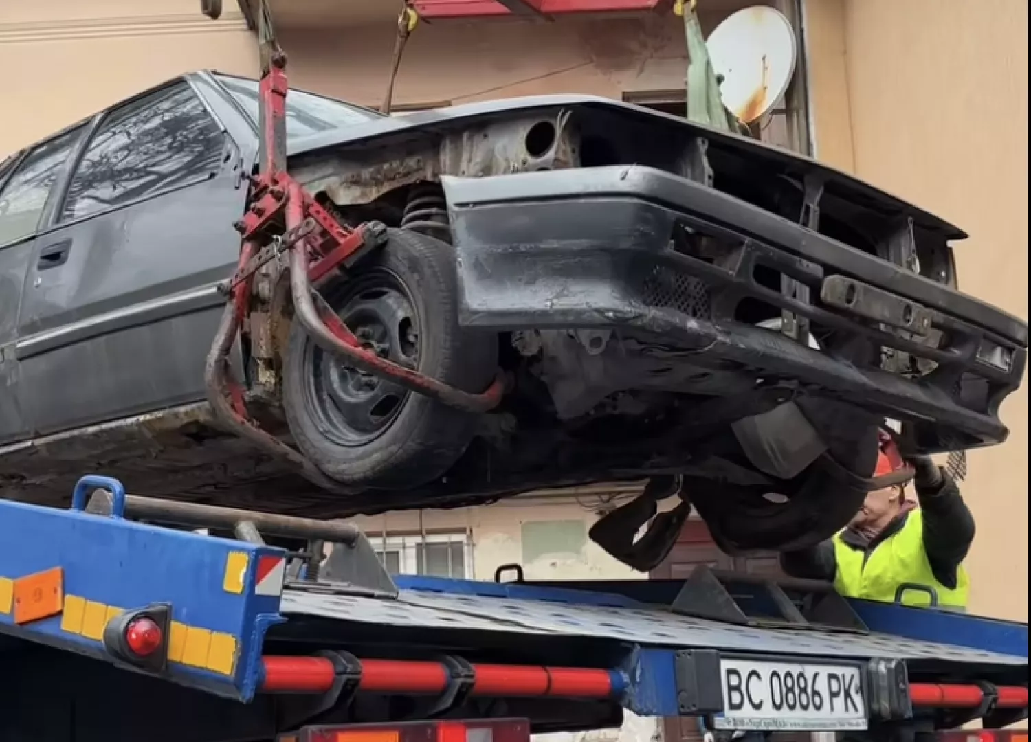 Коммунальники Львова прибирають покинуте авто. Фото: Скриншот з відео міської ради Львова
