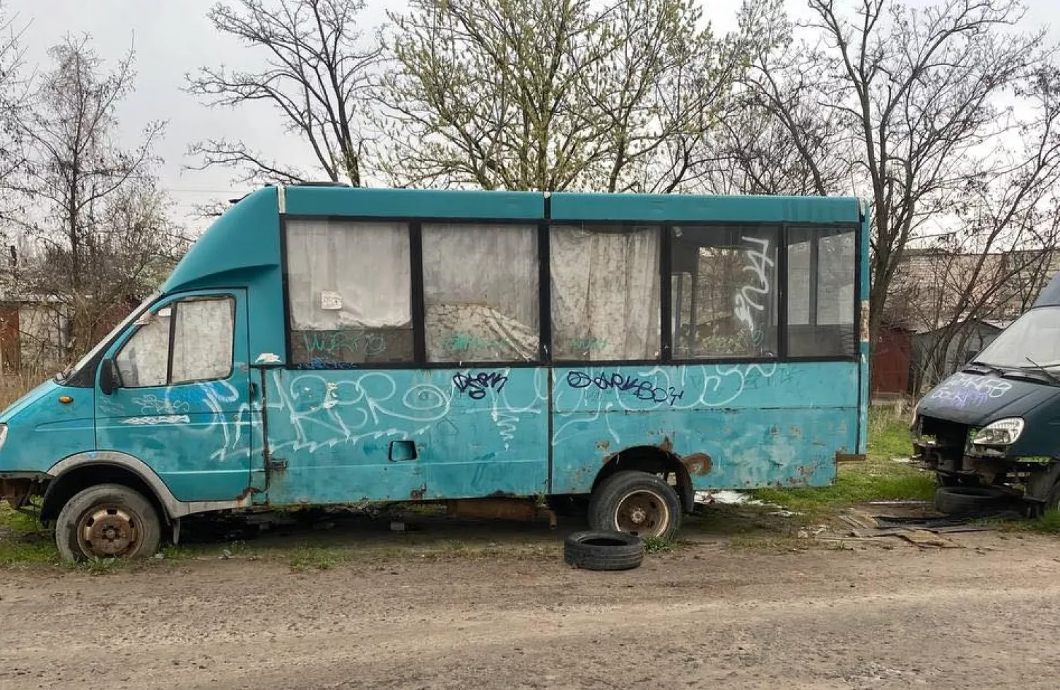 Покинуті маршрутки, на які скаржаться жителі Заводського району в Миколаєві. Фото: Дар'я Лазарєва