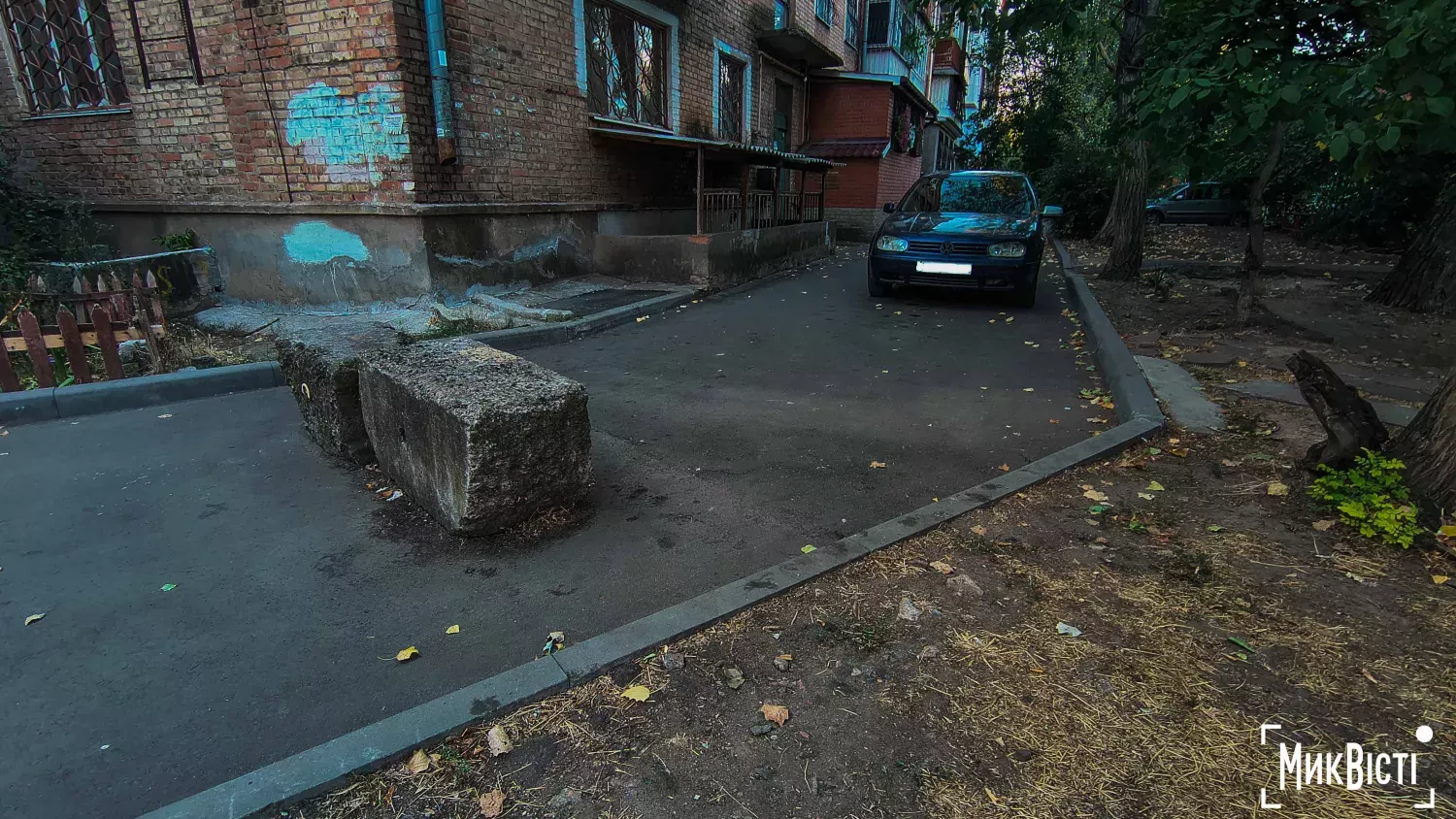 Бетонні блоки по вул. Ігоря Бедзая, які демонтують. Фото: МикВісті