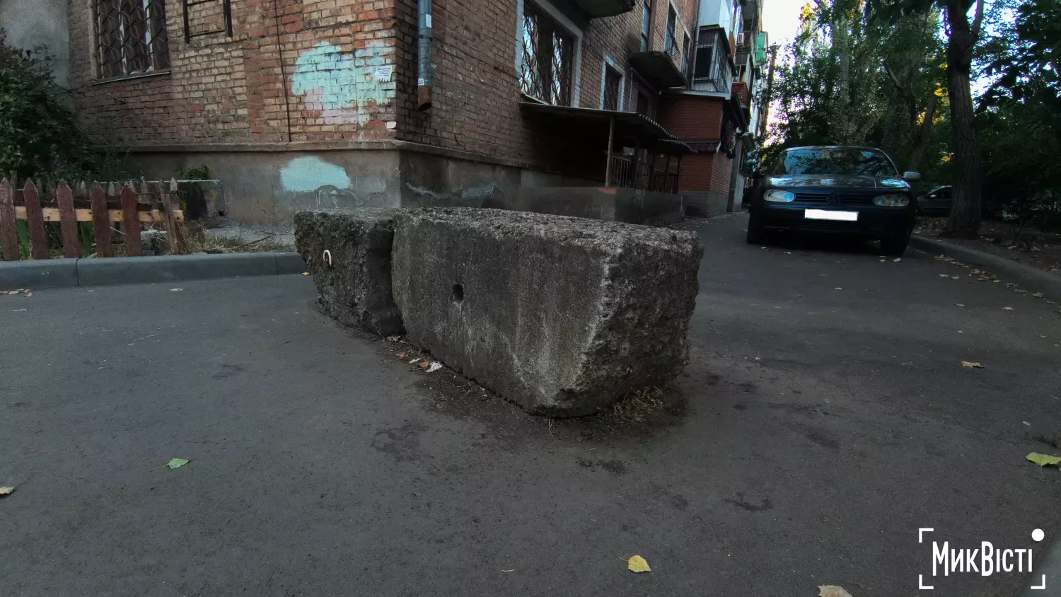 Самовільно встановлені бетонні блоки по вул. Ігоря Бедзая. Фото: МикВісті