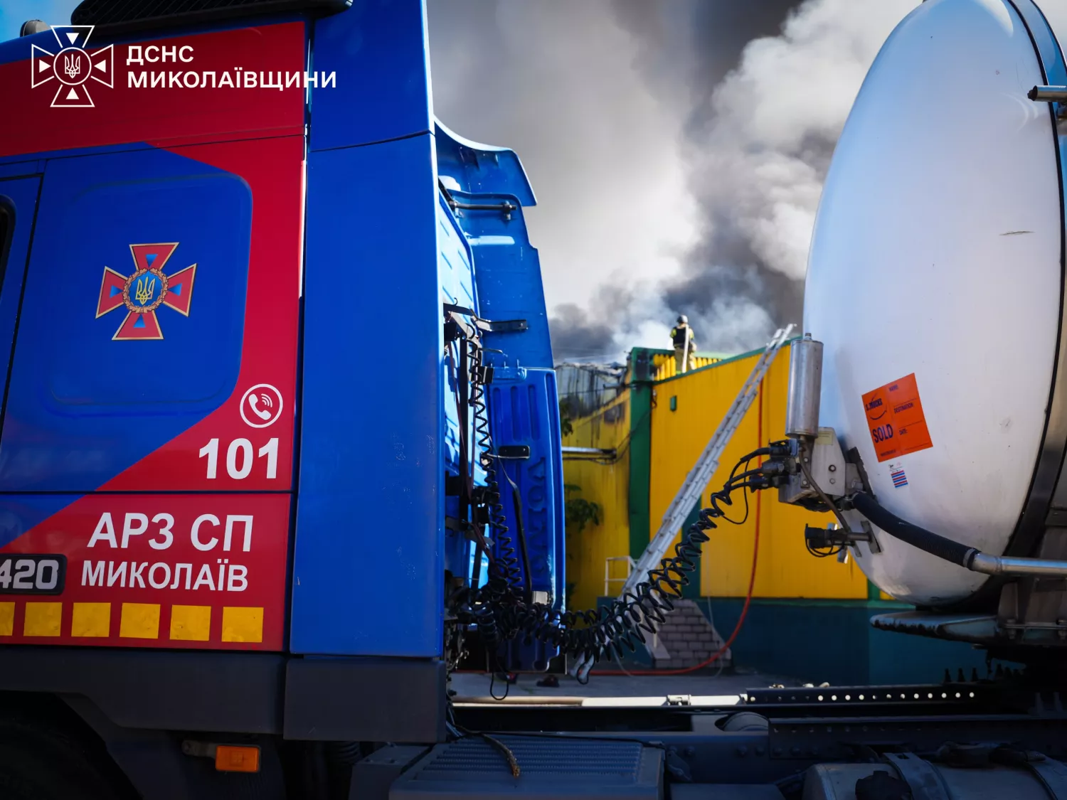 У Миколаєві рятувальники продовжують ліквідовувати наслідки російських атак. Фото: ДСНС