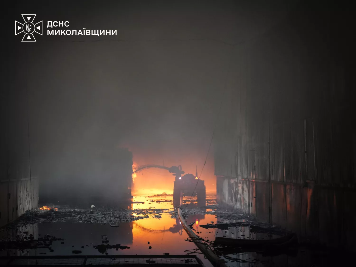 У Миколаєві рятувальники продовжують ліквідовувати наслідки російських атак. Фото: ДСНС