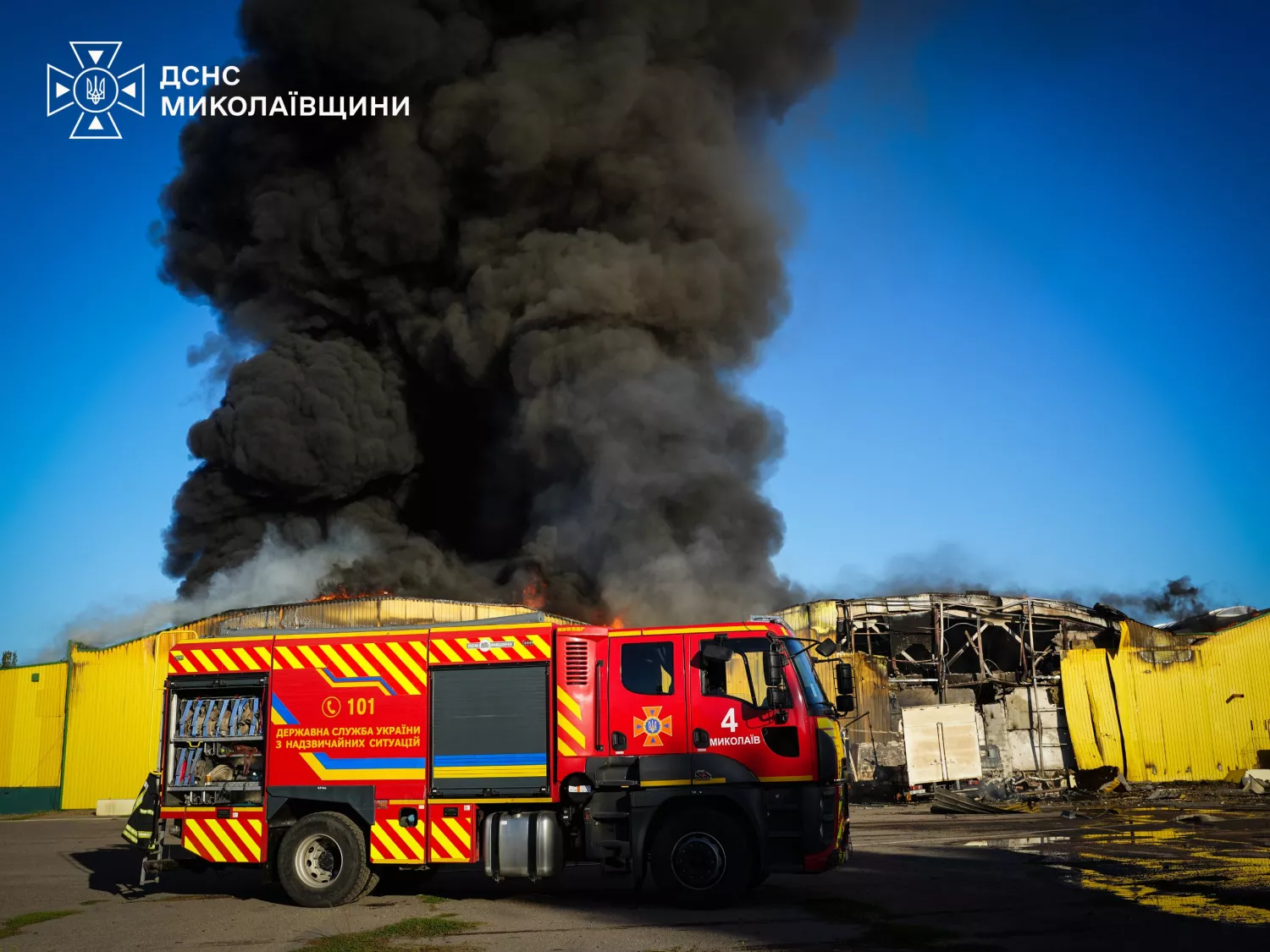 У Миколаєві рятувальники продовжують ліквідовувати наслідки російських атак. Фото: ДСНС
