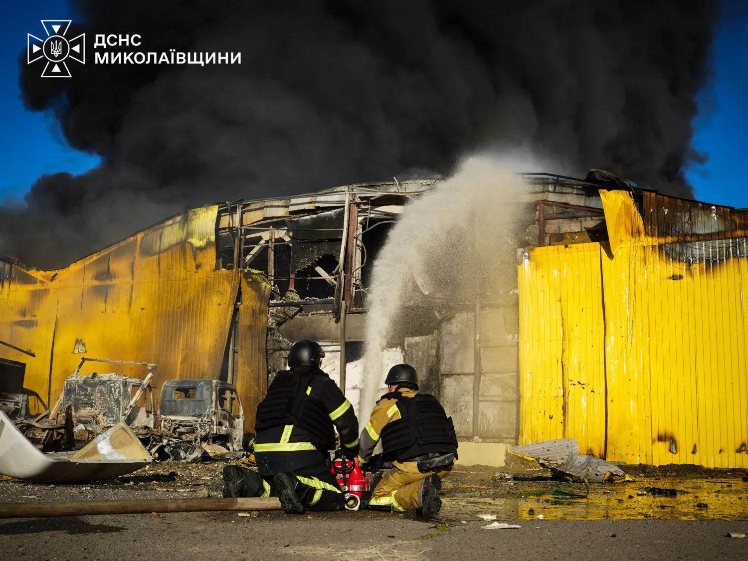 У Миколаєві рятувальники продовжують ліквідовувати наслідки російських атак. Фото: ДСНС