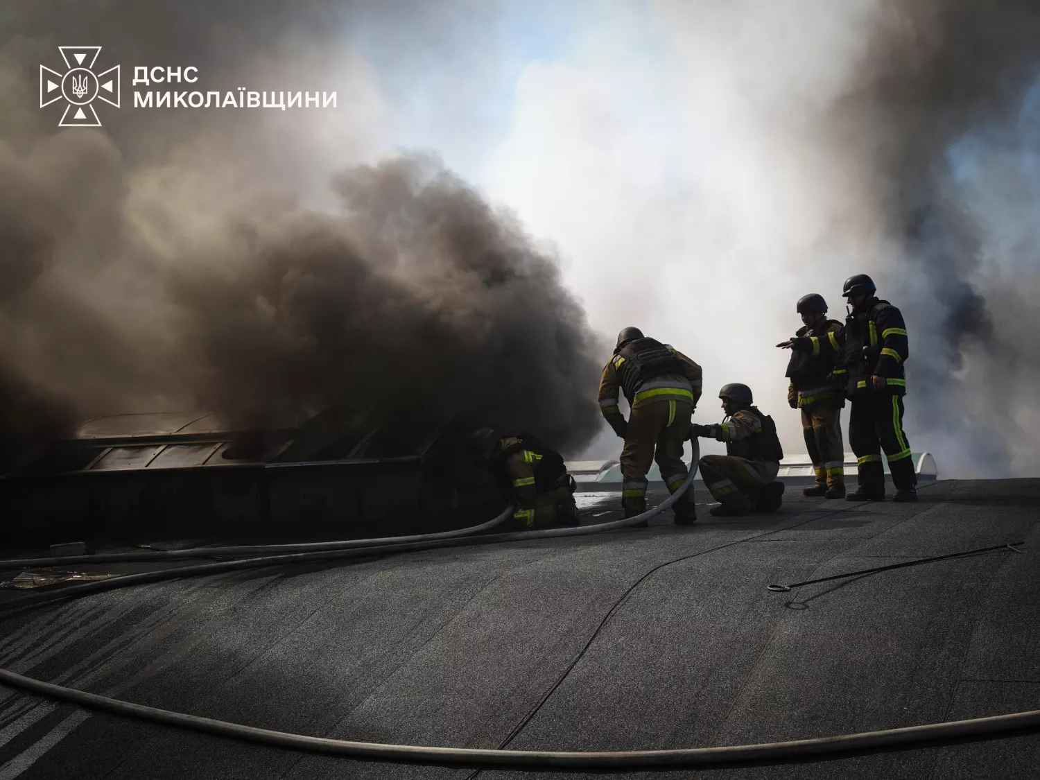 У Миколаєві рятувальники продовжують ліквідовувати наслідки російських атак. Фото: ДСНС
