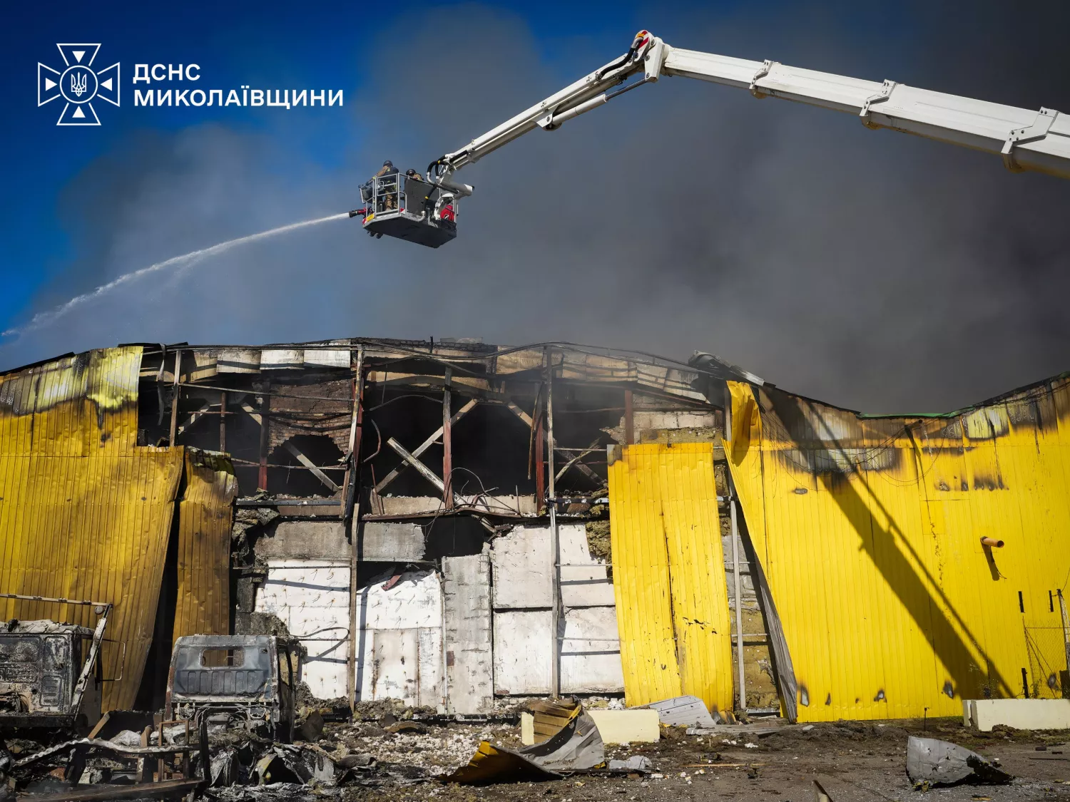У Миколаєві рятувальники продовжують ліквідовувати наслідки російських атак. Фото: ДСНС