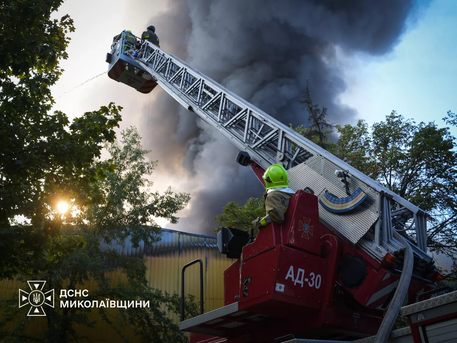 У Миколаєві рятувальники продовжують ліквідовувати наслідки російських атак. Фото: ДСНС