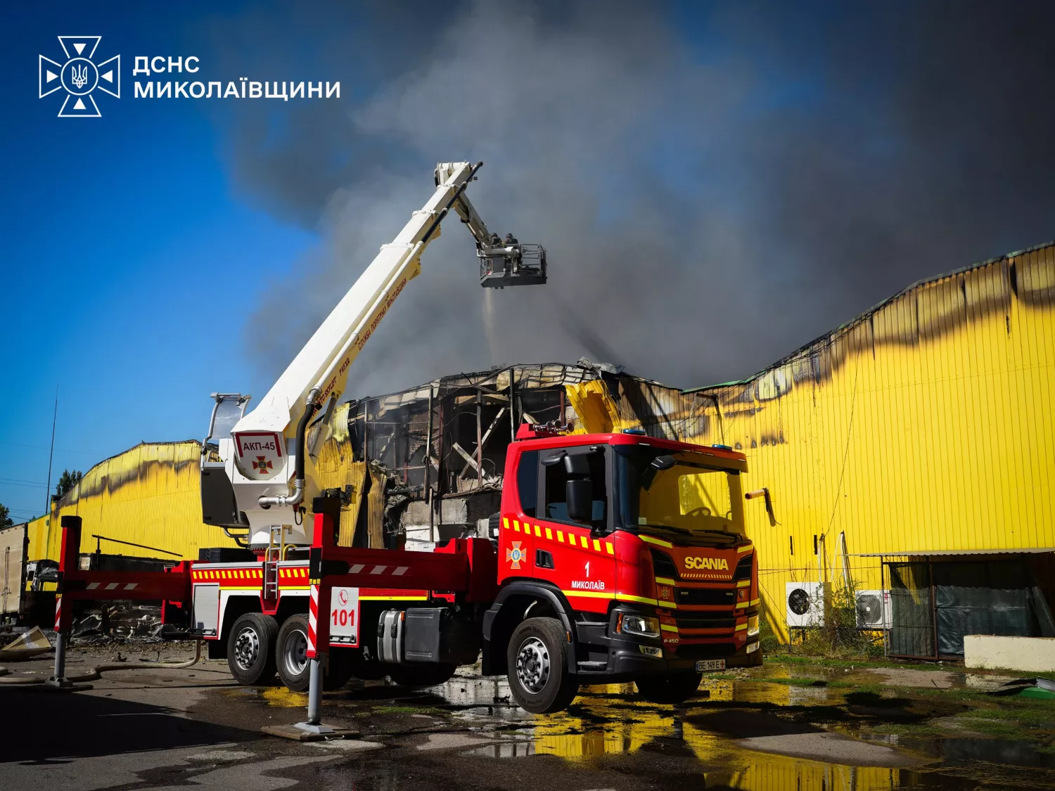 У Миколаєві рятувальники продовжують ліквідовувати наслідки російських атак. Фото: ДСНС