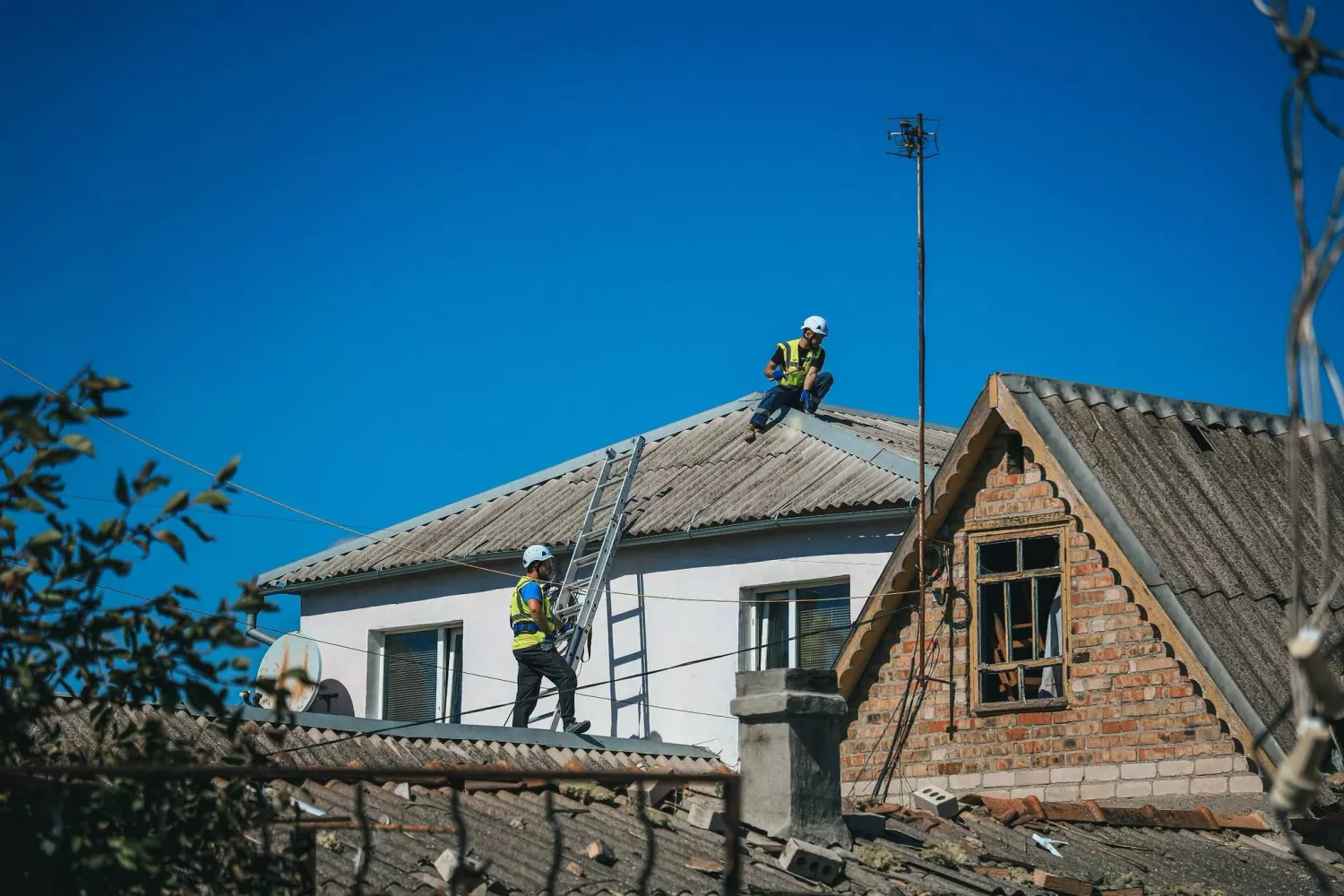 Комунальники ліквідовують наслідки атаки на Миколаїв 9 вересня. Фото: Олександр Сєнкевич