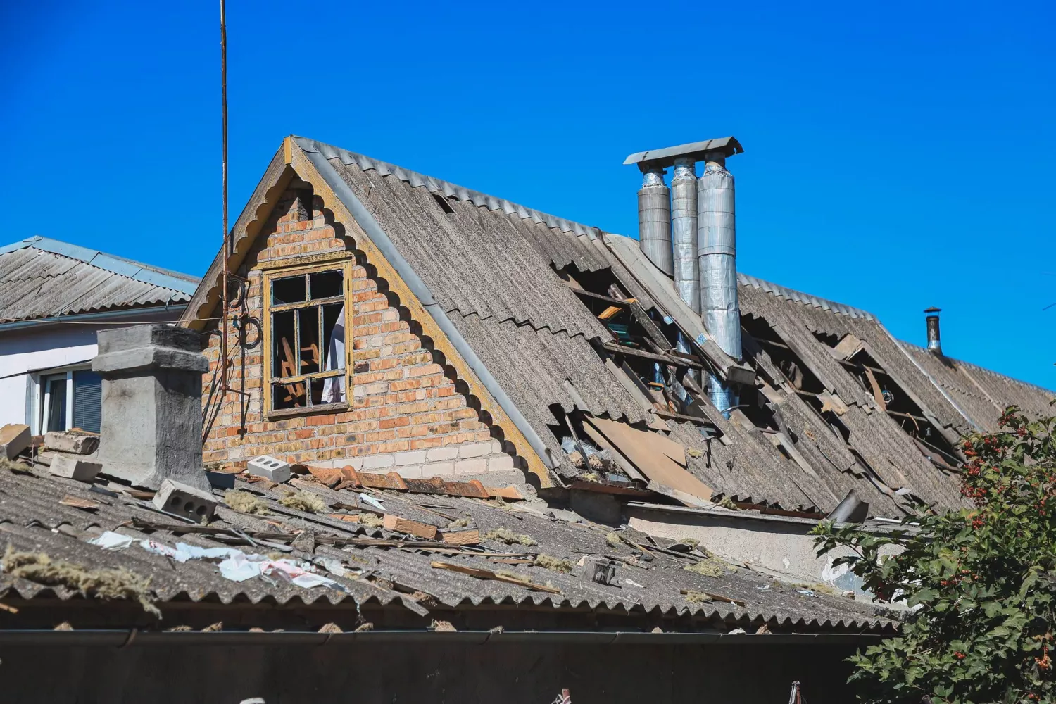 Комунальники ліквідовують наслідки атаки на Миколаїв 9 вересня. Фото: Олександр Сєнкевич