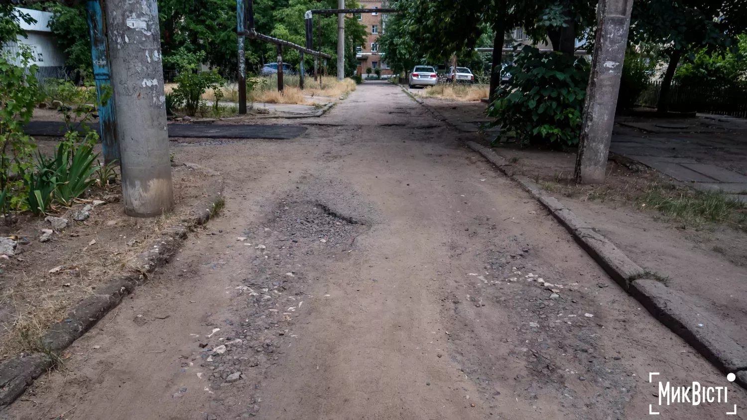 Внутрішньоквартальний проїзд в одному з дворів по вул. Євгенія Логінова, який збираються капітально відремонтувати. Фото: НикВести